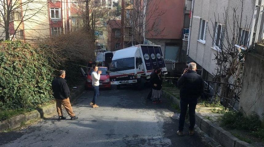 Şişli&rsquo;de Freni Tutmayan Su Dolu Kamyonet Yan Yattı