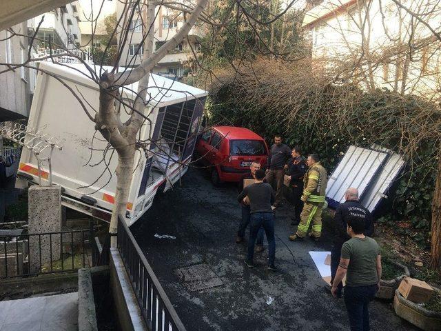 Şişli’de Freni Tutmayan Su Dolu Kamyonet Yan Yattı