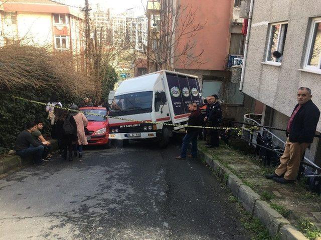 Şişli’de Freni Tutmayan Su Dolu Kamyonet Yan Yattı