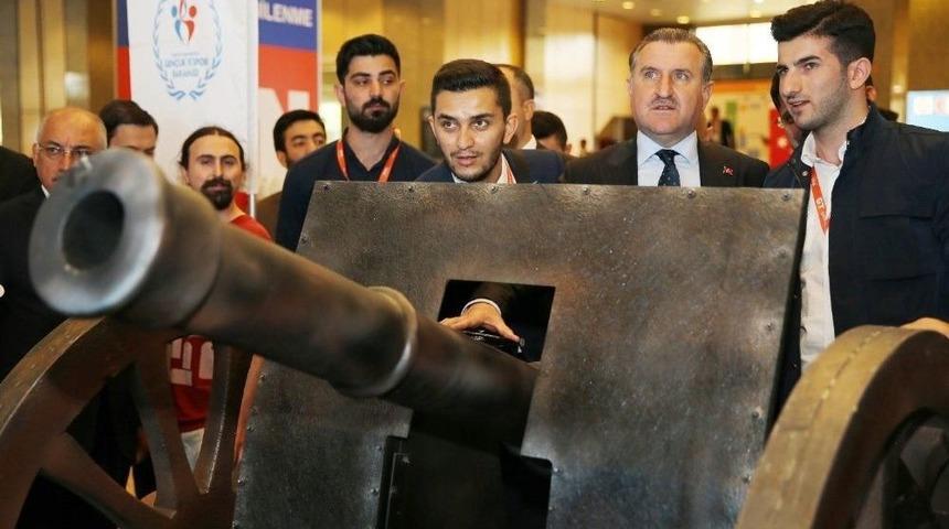 Bakan Bak, Nusrat&rsquo;ta Top Atışı Yaptı, Robotlarla Futbol Oynadı