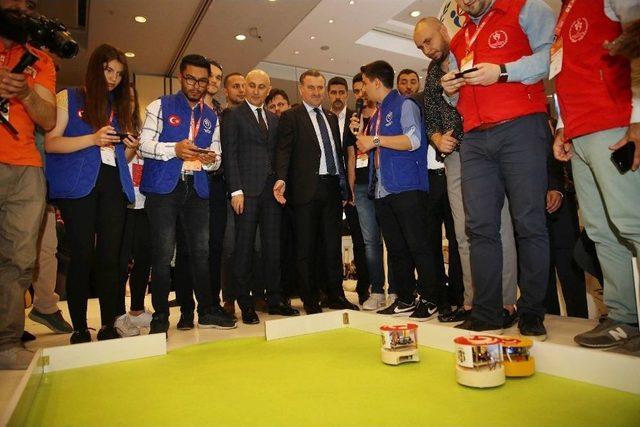 Bakan Bak, Nusrat’ta Top Atışı Yaptı, Robotlarla Futbol Oynadı