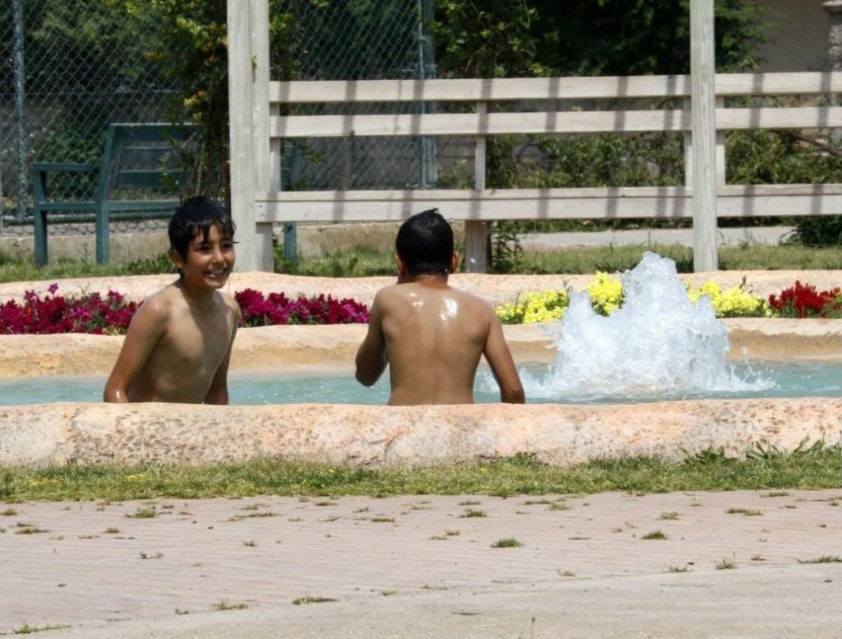 Antalya&rsquo;da Denize Gidemeyen &Ccedil;ocuklar S&uuml;s Havuzunda Serinledi