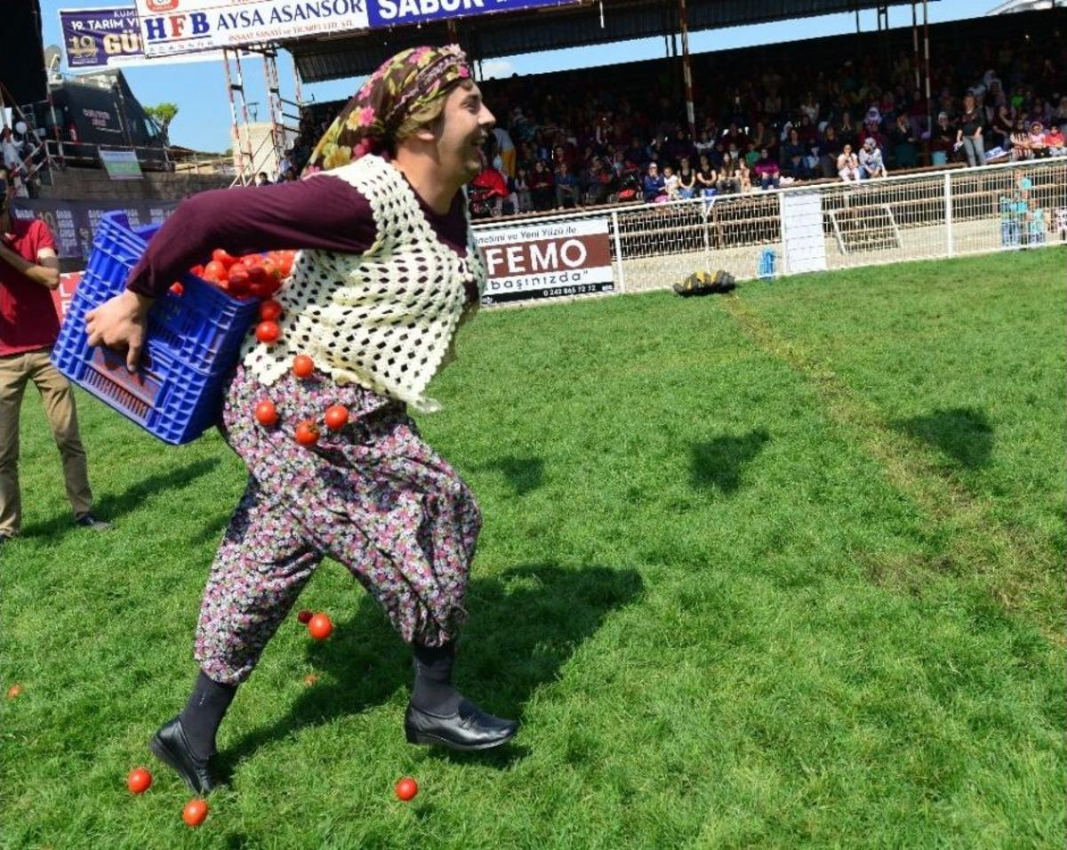 Kadınlar 1,5 Dakikada 12 Domates Kasasını 50 Metre Taşımak İ&ccedil;in Yarıştı