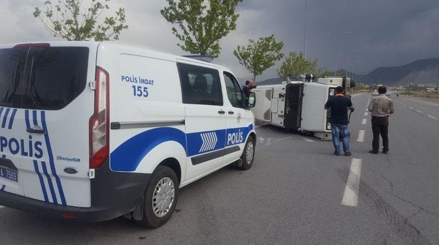Direksiyon Hakimiyeti Kaybolan Kamyonet Yan Yattı