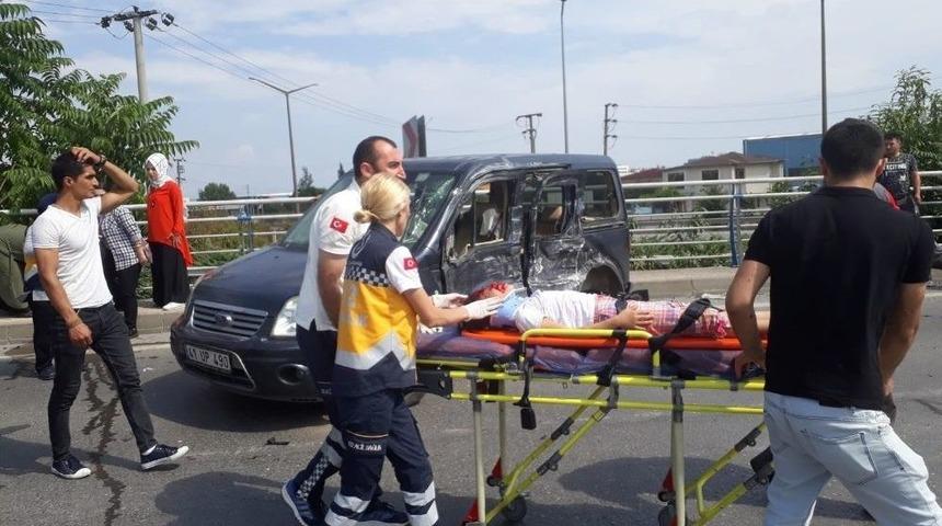 Yakıt Tankeri İle Hafif Ticari Ara&ccedil; &Ccedil;arpıştı: 1&rsquo;i Ağır 3 Yaralı