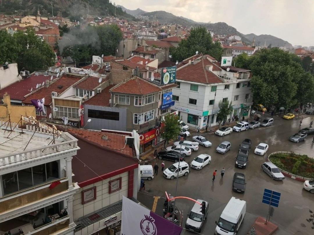 Afyonkarahisar&rsquo;da Vatandaşlar Sağanak Yağışa Hazırlıksız Yakalandı