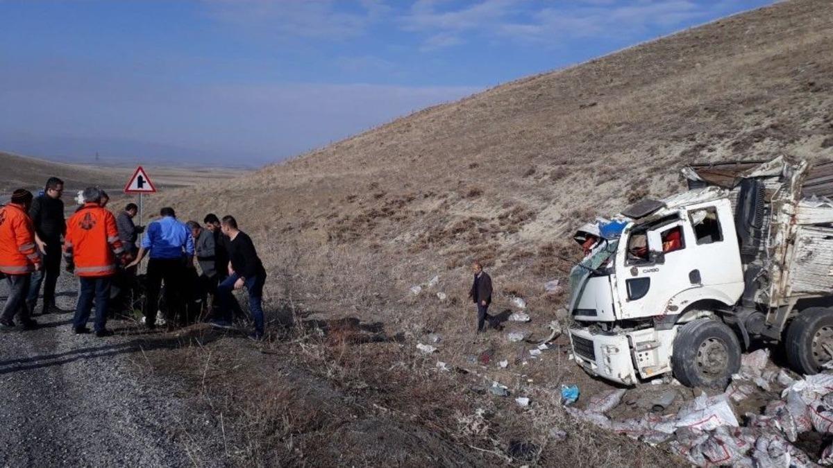 Yardım K&ouml;m&uuml;r&uuml; Taşıyan Kamyon Takla Attı: 1 Yaralı