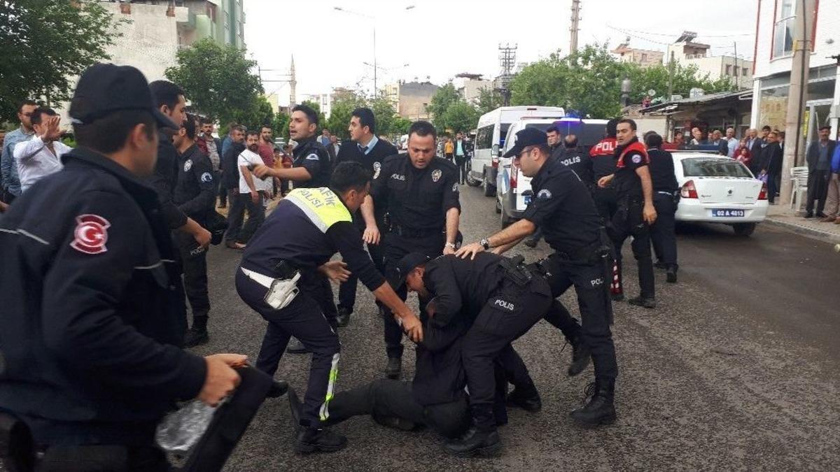 Yol Verme Kavgasında Ortalık Karıştı: 10 G&ouml;zaltı