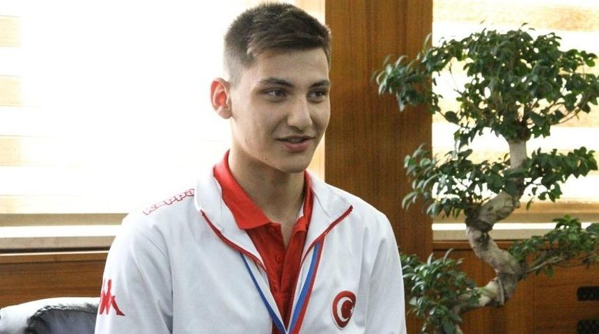 16 Yaşında D&uuml;nya İkincisi Oldu