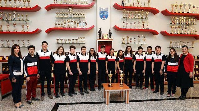 Sanko Okulları Y&uuml;zme Takımları İl Birincisi Oldu 1