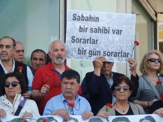 1 Mayıs 1977&rsquo;de Hayatını Kaybedenler Kazancı Yokuşu&rsquo;nda Karanfillerle Anıldı 2