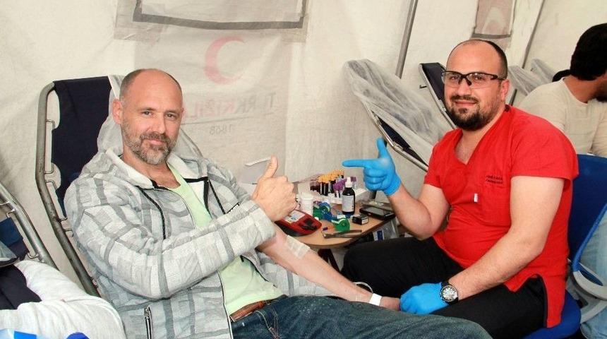 Hollanda Vatandaşı Afrin&rsquo;deki Mehmet&ccedil;ik İ&ccedil;in Kan Bağışında Bulundu