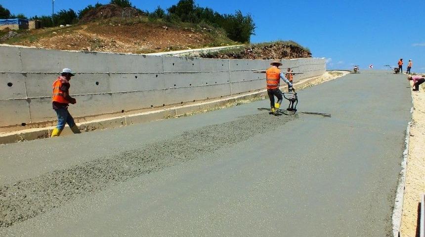 Hilvan&rsquo;da Beton Yol Uygulama &Ccedil;alışmaları S&uuml;r&uuml;yor