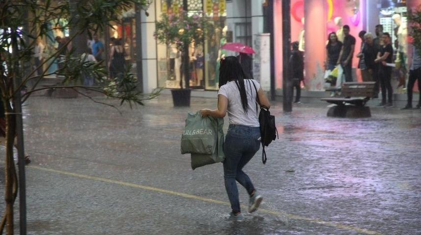 Eskişehir&rsquo;de Aniden Başlayan Yağmur Hayatı Fel&ccedil; Etti