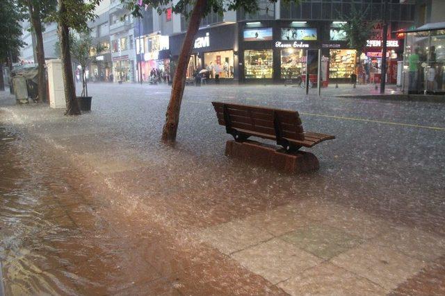 Eskişehir’de Aniden Başlayan Yağmur Hayatı Felç Etti