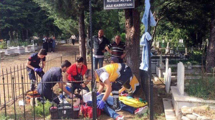 Kendini Asan Genci Mezarlık Bek&ccedil;isinin Dikkati Kurtardı