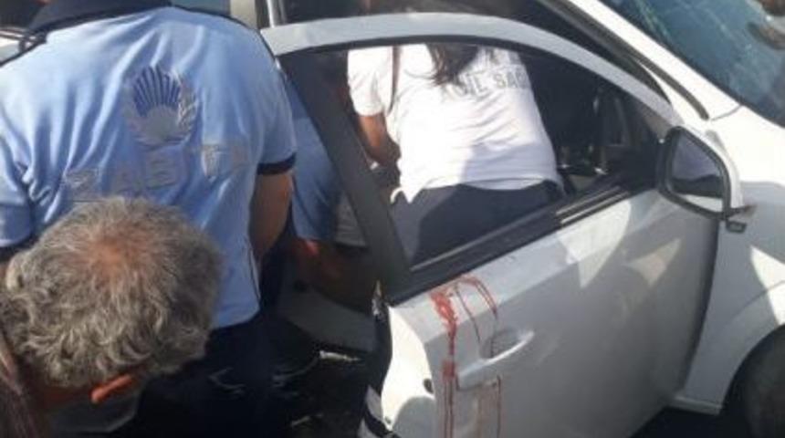 Germencik&rsquo;te Trafik Kazası, Yoldan &Ccedil;ıkan Otomobilin S&uuml;r&uuml;c&uuml;s&uuml; Ağır Yaralandı