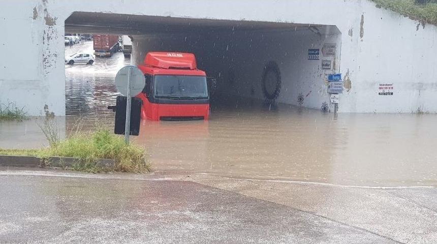 R&ouml;gar Kapakları Tıkandı, Tır S&uuml;r&uuml;c&uuml;s&uuml; Alt Ge&ccedil;itte Mahsur Kaldı