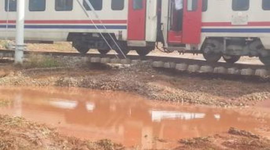 Kırıkkale&rsquo;de 300 Yolcuyu Taşıyan Tren Yolda Kaldı