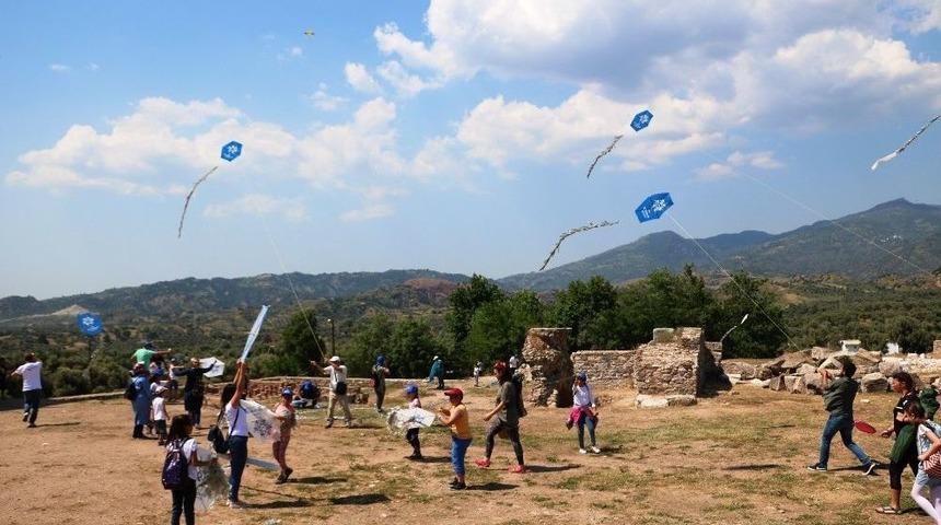 &Ccedil;ocuklar G&ouml;ky&uuml;z&uuml;n&uuml; Şenlendirdi