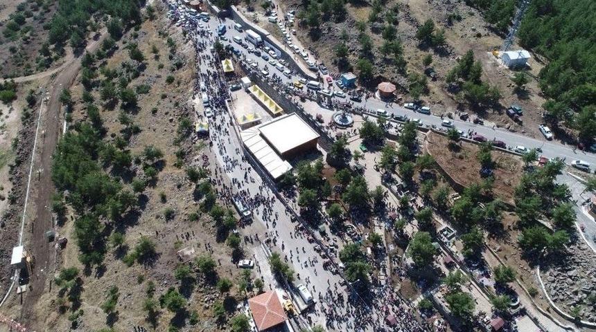 Geleneksel Yaz Şenliği Ak Parti&rsquo;nin G&ouml;vde G&ouml;sterisine D&ouml;n&uuml;şt&uuml;