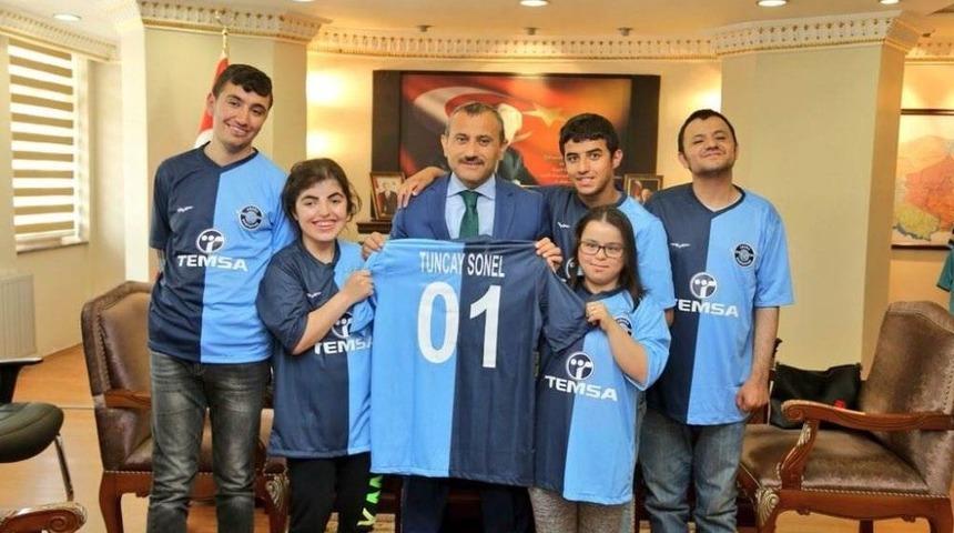 Geziden Dönen Özel Çocuklar Vali Sonel’i Ziyaret Etti