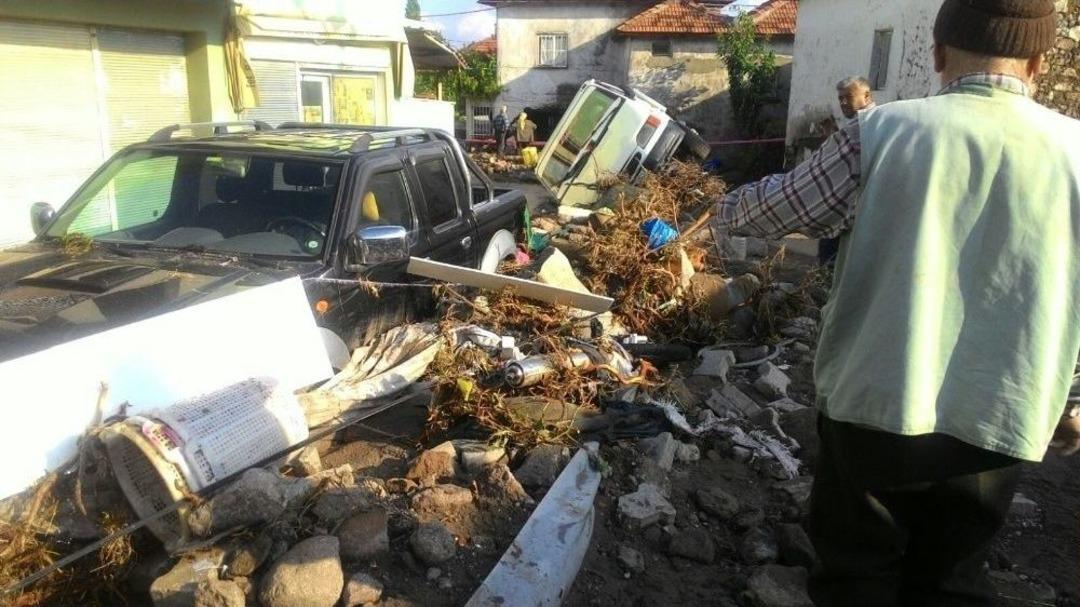 Menemen&rsquo;de 3 Ev Sular Altında Kaldı, &Ccedil;ok Sayıda Hayvan Telef Oldu