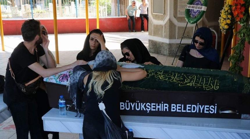 Silahlı Saldırıda &Ouml;len &Uuml;nl&uuml; Şarkıcı Son Yolculuğuna Uğurlandı