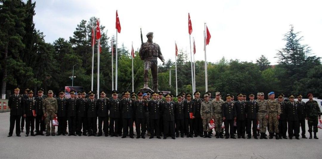 Eğirdir Dağ Komando Okulu&rsquo;nda T&uuml;rkiye Ve 5 Farklı &Uuml;lke Subayları Br&ouml;ve Taktı