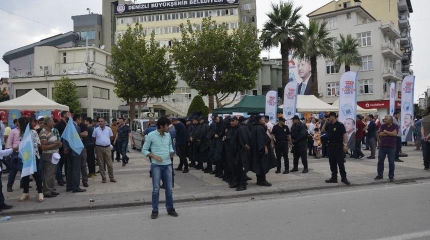 Polis Ak Parti Ve İyi Parti Stantlarını Demir Bariyer İle Ayırdı