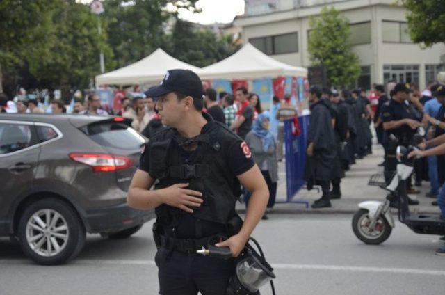 Polis Ak Parti Ve İyi Parti Stantlarını Demir Bariyer İle Ayırdı