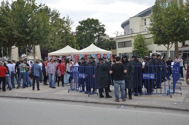 Polis Ak Parti Ve İyi Parti Stantlarını Demir Bariyer İle Ayırdı