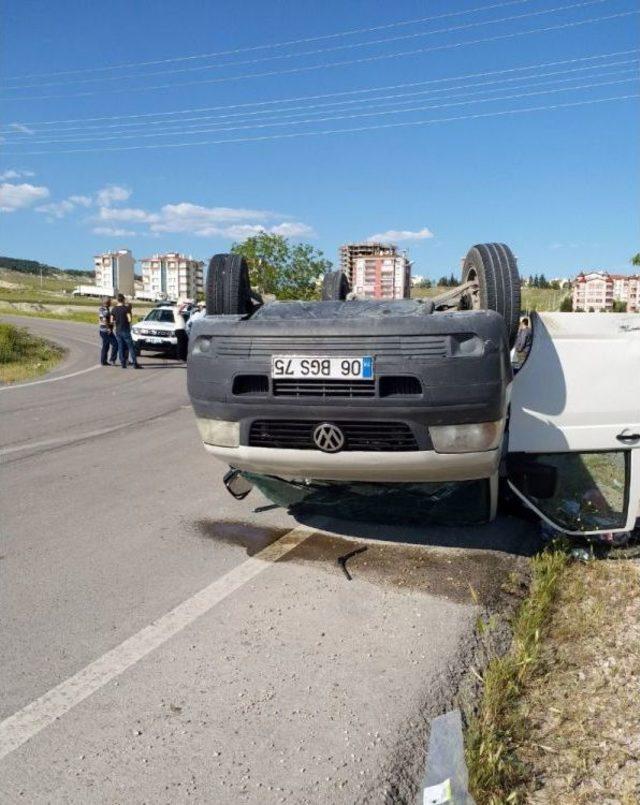 Ankara’da Minibüs İle Otomobil Çarpıştı: 2 Yaralı