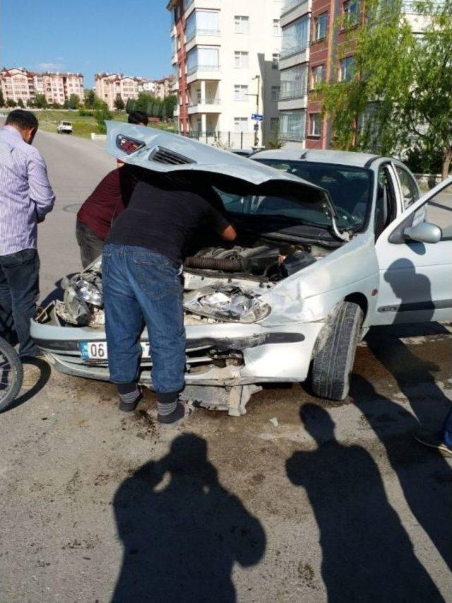 Ankara’da Minibüs İle Otomobil Çarpıştı: 2 Yaralı