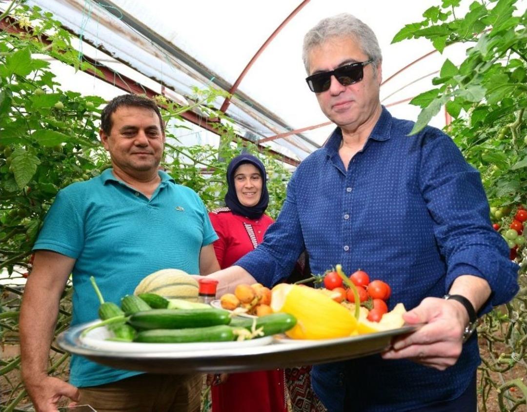 Sanat&ccedil;ı Cengiz Kurtoğlu Festivalde Seraları Gezip &Uuml;r&uuml;nlerin Tadına Baktı