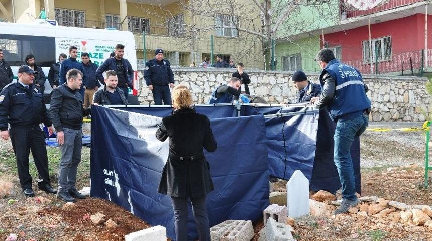 İzinsiz Defnedilen 1 Yaşındaki Bebeğin Mezarı A&ccedil;ıldı