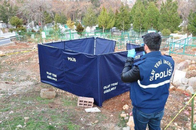 İzinsiz Defnedilen 1 Yaşındaki Bebeğin Mezarı Açıldı 1