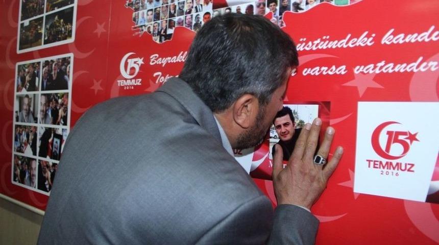 Şehit Çocuklarının Fotoğrafına Yüzünü Yaslayıp Ağladı