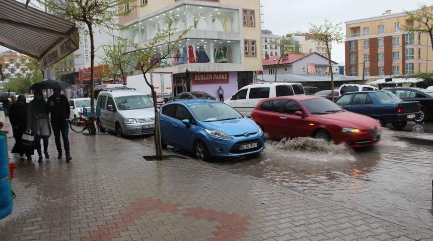 Van&rsquo;da Kuvvetli Sağanak Hayatı Olumsuz Etkiledi