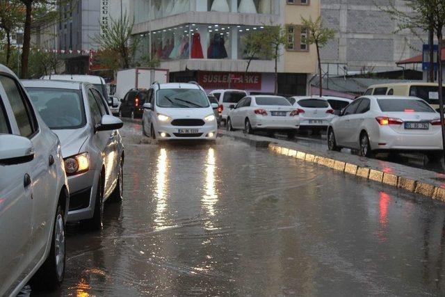 Van’da Kuvvetli Sağanak Hayatı Olumsuz Etkiledi