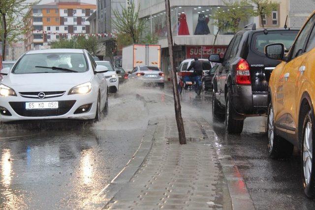 Van’da Kuvvetli Sağanak Hayatı Olumsuz Etkiledi