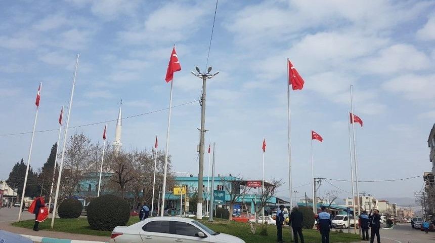 G&ouml;lmarmara&rsquo;daki T&uuml;rk Bayrakları Yenilendi