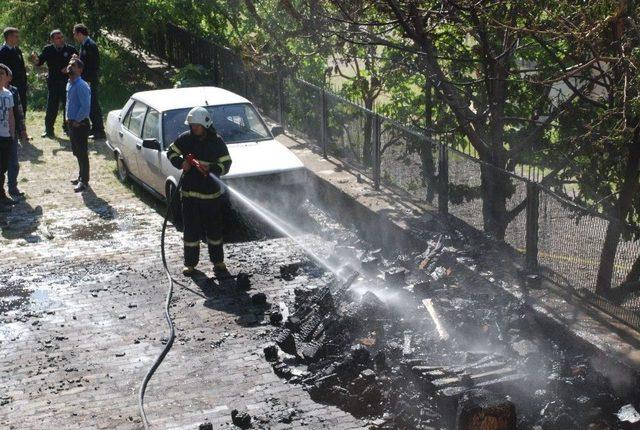 Alevlerin Yakınındaki Otomobil Paniğe Neden Oldu