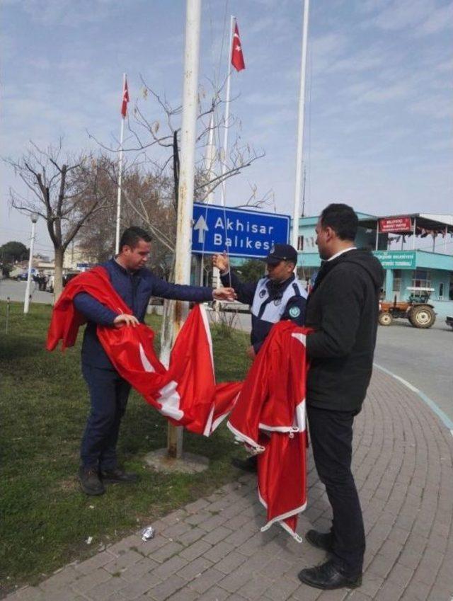 Gölmarmara’daki Türk Bayrakları Yenilendi