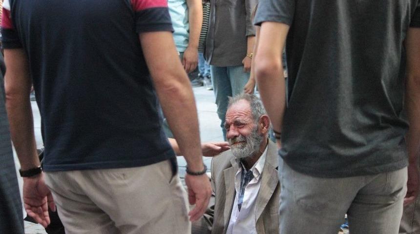 Yaşlı Adam Bir Anda Yere Yığıldı