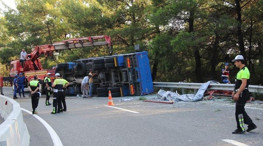 Kamyon Devrildi, Karayolu Trafiğe &Uuml;&ccedil; Saat Kapandı