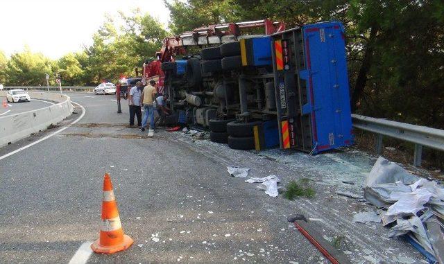 Kamyon Devrildi, Karayolu Trafiğe Üç Saat Kapandı