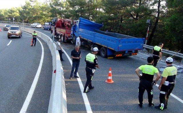 Kamyon Devrildi, Karayolu Trafiğe Üç Saat Kapandı