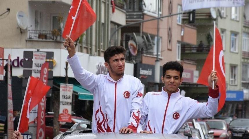 D&uuml;nya Şampiyonasında Derece Yapan G&uuml;reş&ccedil;iler Kızılcahamam&rsquo;da Karşılandı