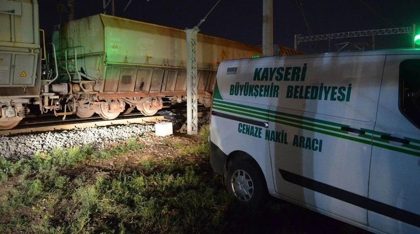 Manevra Yapan Tren İş&ccedil;ilere &Ccedil;arptı: 1 &Ouml;l&uuml;, 1 Yaralı